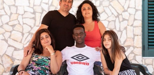La belle histoire de Mohamed Sanneh, un migrant gambien adopté par une famille italienne