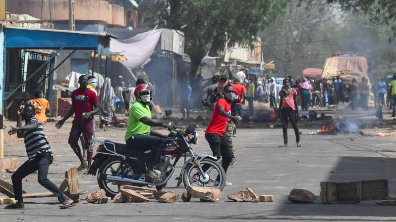 Urgent – Kaffrine : Des Pro Sonko brûlent des pneus sur la route nationale
