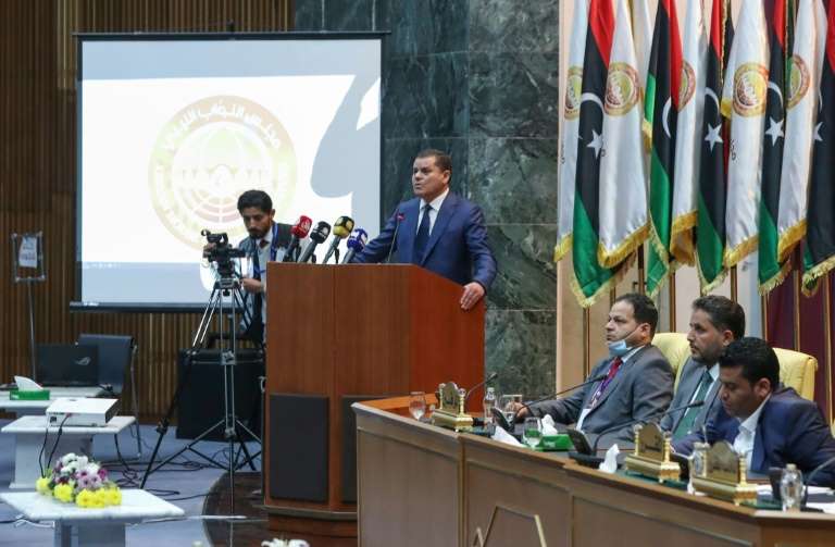 Libye: le chef du gouvernement de transition prête serment
