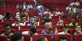 Somalie : à Mogadiscio, des habitants assistent à une première séance de cinéma depuis 30 ans