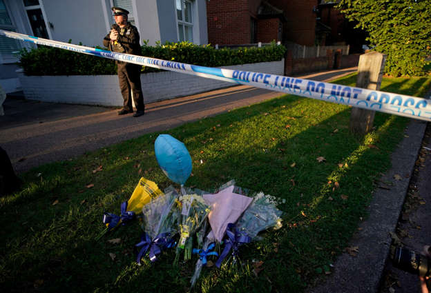 Au Royaume-Uni, le député David Amess meurt poignardé, un acte terroriste selon la police