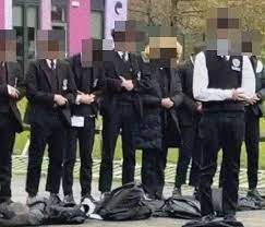 Angleterre : 8 lycéens musulmans prient dehors, dans le froid. Leur école présente «ses sincères excuses»Angleterre : 8 lycéens musulmans prient dehors, dans le froid. Leur école présente «ses sincères excuses»