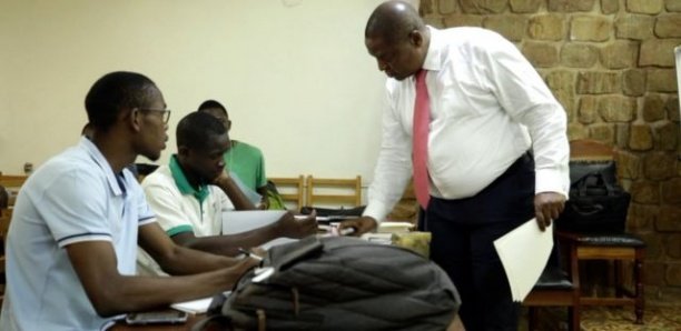 [Vidéo] Centrafrique : Le chef de l’État dispense toujours des cours de Maths à l’Université
